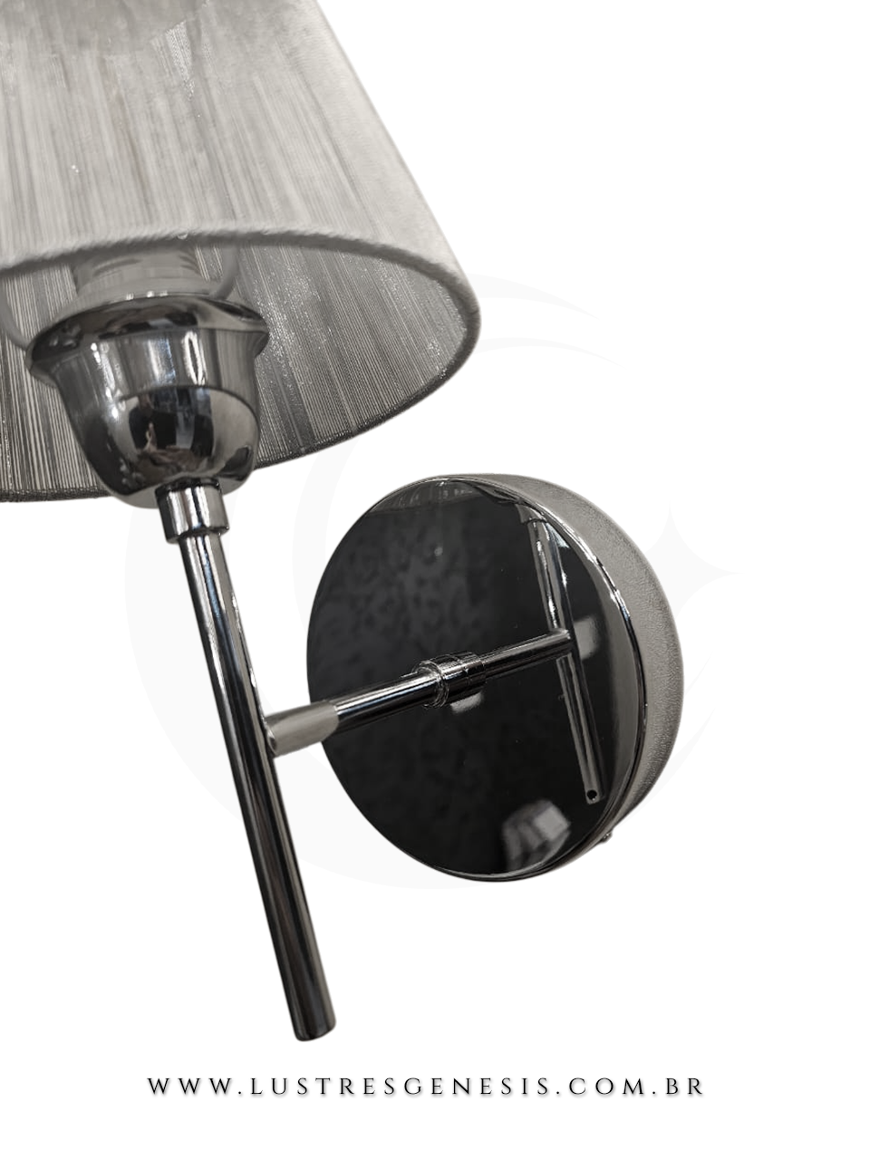 Arandela moderna Claudia prata da marca Hevvy, ideal para quarto, cabeceira de cama, lavabo e quarto infantil, com design elegante e acabamento sofisticado.